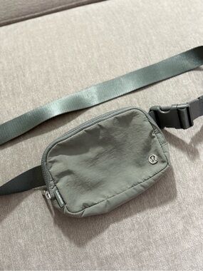 Lululemon Everywhere Belt Bag 1L. Green